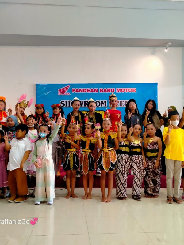 foto bersama beberapa peserta lomba festival anak berbakat yang diselenggarakan oleh pandean baru motor