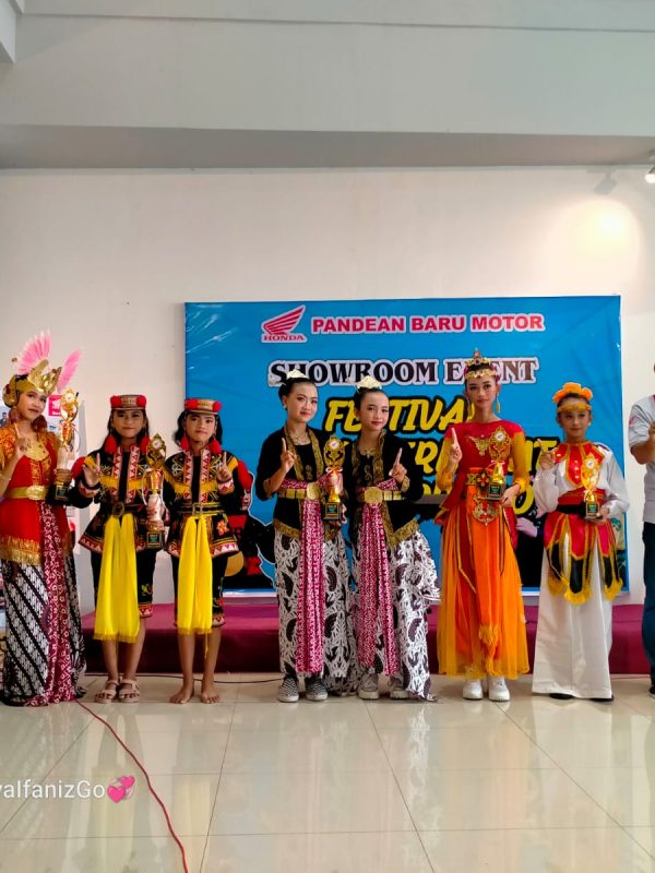 foto bersama pemenang lomba tari