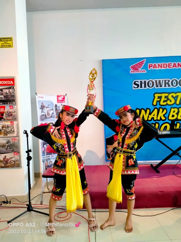 nadifah dan dzikra mendapatkan juara 2 lomba tari putri adikarta yang diselenggarakan oleh pandean baru motor dalam rangka festival anak berbakat (minggu, 28 maret 2022)